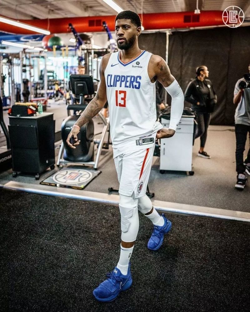 阿什拉夫荣膺2025年非洲足球先生，拉莫斯社媒发文祝贺（阿什拉夫当选2025年非洲足球先生，拉莫斯在社媒发文祝贺）