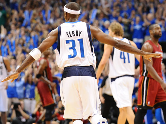 手感不佳！迪亚洛17中7中得到17分7篮板5失误3犯规（状态低迷！迪亚洛17投7中拿下17分7篮板，另有5失误3犯规）