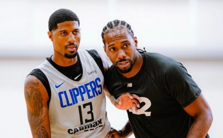 篮球火箭主力后卫被评为月最佳球员（火箭队首发后卫当选本月最佳球员）