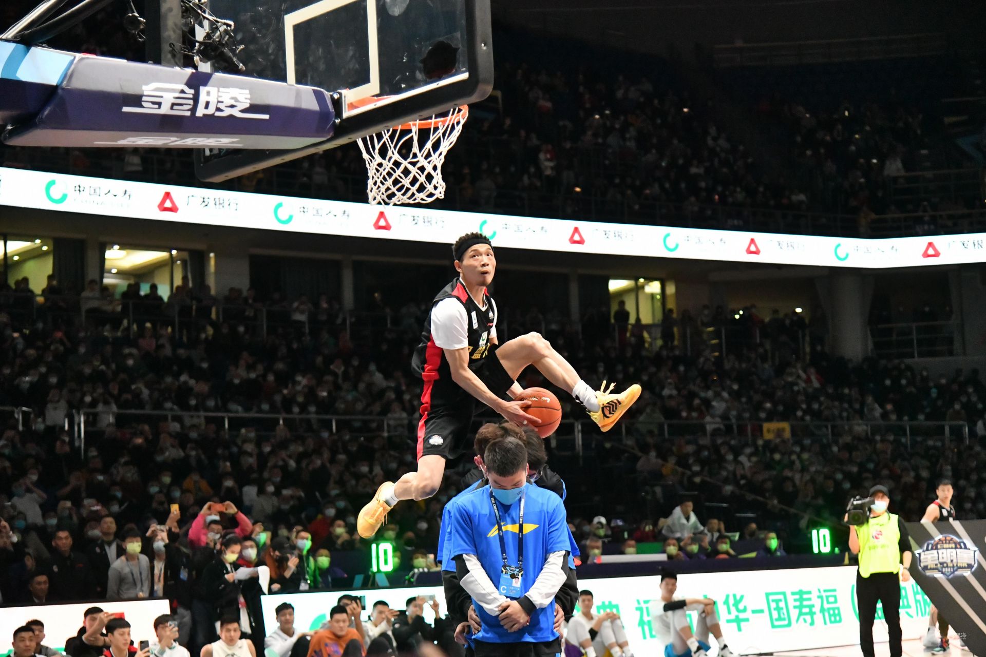 杜兰特高效输出 三节打卡终结悬念（杜兰特火力全开 三节下班锁定胜局）