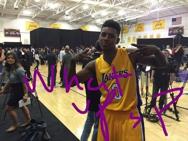 2025赛季，成都蓉城以红焰为刃、热血为甲，在三...（2025赛季，成都蓉城执红焰为刃、以热血为甲，向巅峰进击）