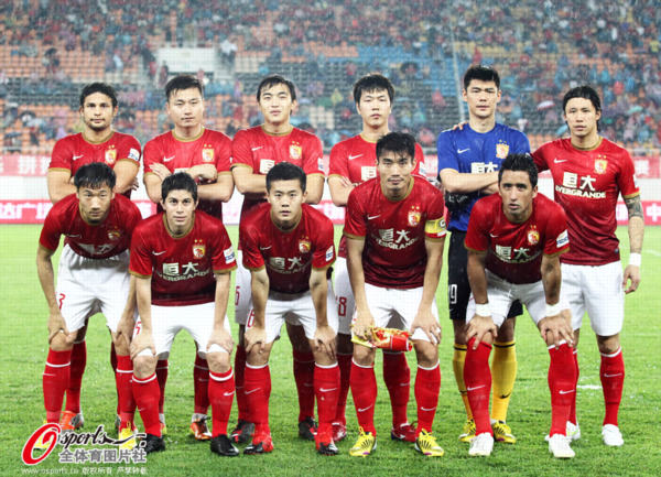 南通发布：苏超南通队载誉而归，3000多名球迷迎接城市英雄（南通发布：苏超南通队凯旋，三千余球迷迎接城市英雄）