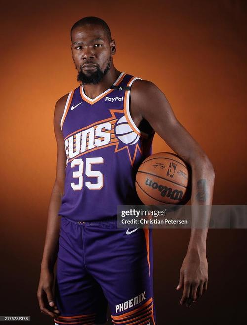 湖人浓眉哥篮下统治球队获胜（浓眉统治内线助湖人取胜）