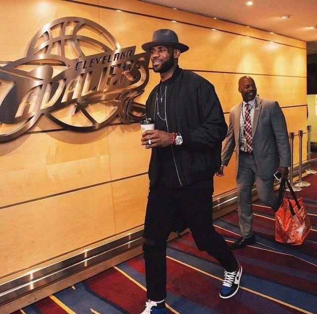 不再身兼两职，俄罗斯主帅卡尔平辞去莫斯科迪纳摩主帅职位（结束双重身份，俄罗斯队主帅卡尔平辞去莫斯科迪纳摩帅位）