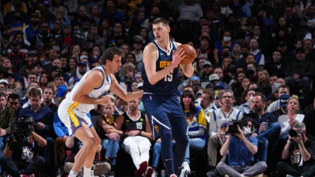 球星突破防线制造绝佳机会（球星强突撕裂防线创造黄金机会）