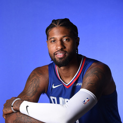 足球国足归化球员表现稳健，获媒体点赞（国足归化球员稳健发挥，获媒体好评）